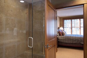 Combined shower/tub, hair dryer, towels