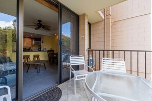 Outdoor dining - KR407- 1 Bedroom/ 1 Bath - Partial Ocean View Comfortable and Charming! (Kihei)