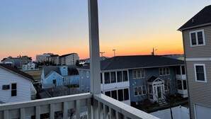 Un quartier résidentiel avec des maisons et un ciel dégagé au coucher du soleil.