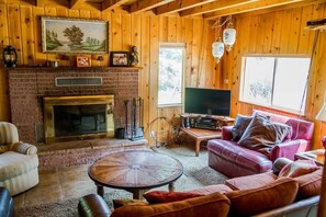 Smart TV, fireplace, DVD player