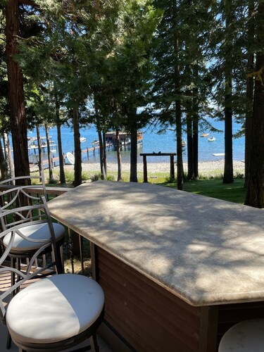 Cozy Private Lakefront Cottage Surrounded By Lush Trees