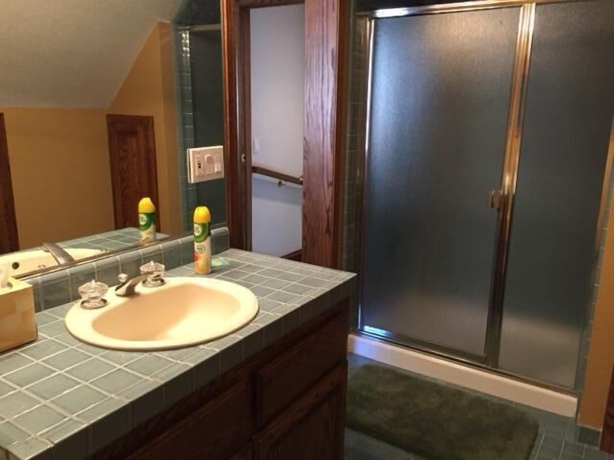 Cozy Private Lakefront Cottage Surrounded By Lush Trees