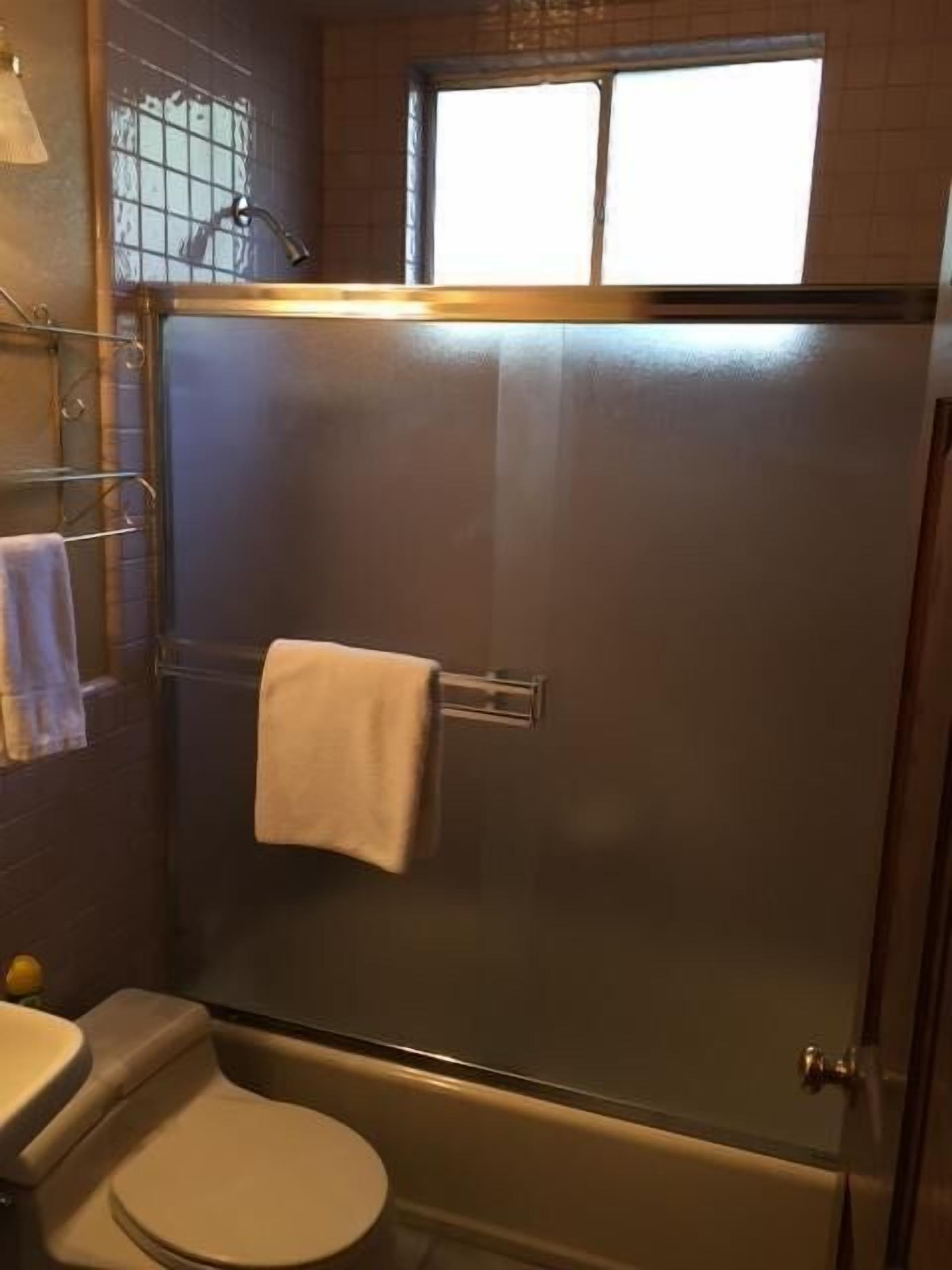 Cozy Private Lakefront Cottage Surrounded By Lush Trees