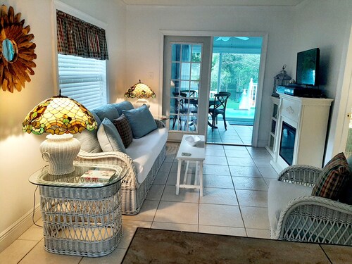 NATURE LOVERS' RETREAT!
RELAX - EXPLORE AT YOUR RIVERSIDE DOOR.



