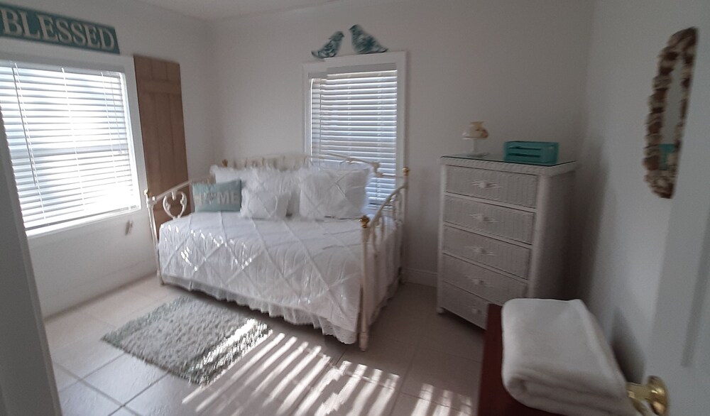 Dreamcatcher River Cottage Has It All!
Don't Delay!
Book Your Stay Today! - Flórida