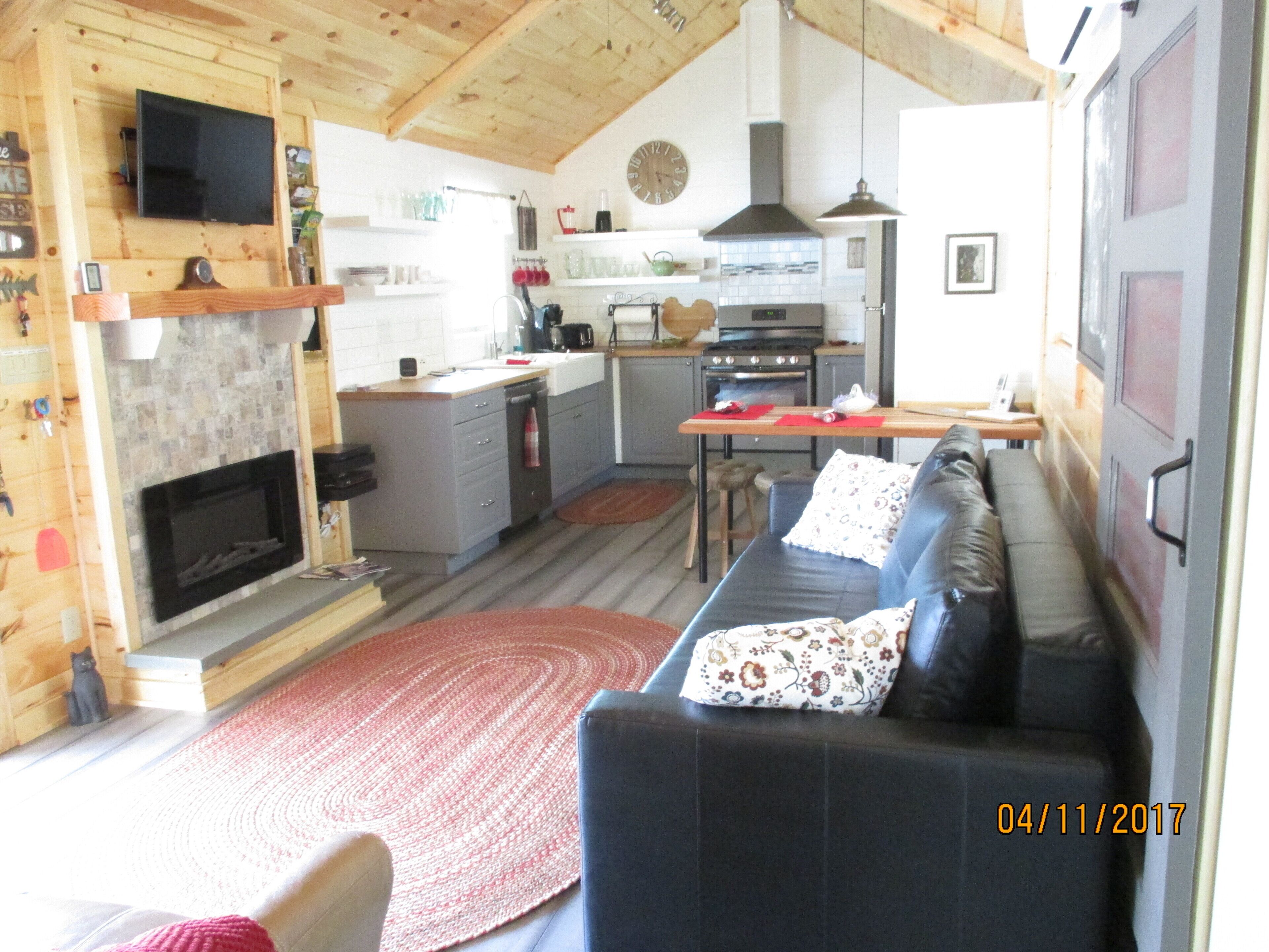 CATFISH COTTAGE-LAKE WATAUGA, TN -WATERFRONT-PRIVATE DOCK