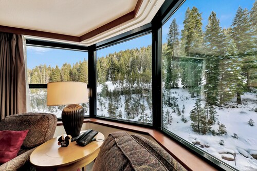 Located @ Everline Resort & Spa, Pools/Spas/Golf/Skiing/Ski-in & out/Ice Skating