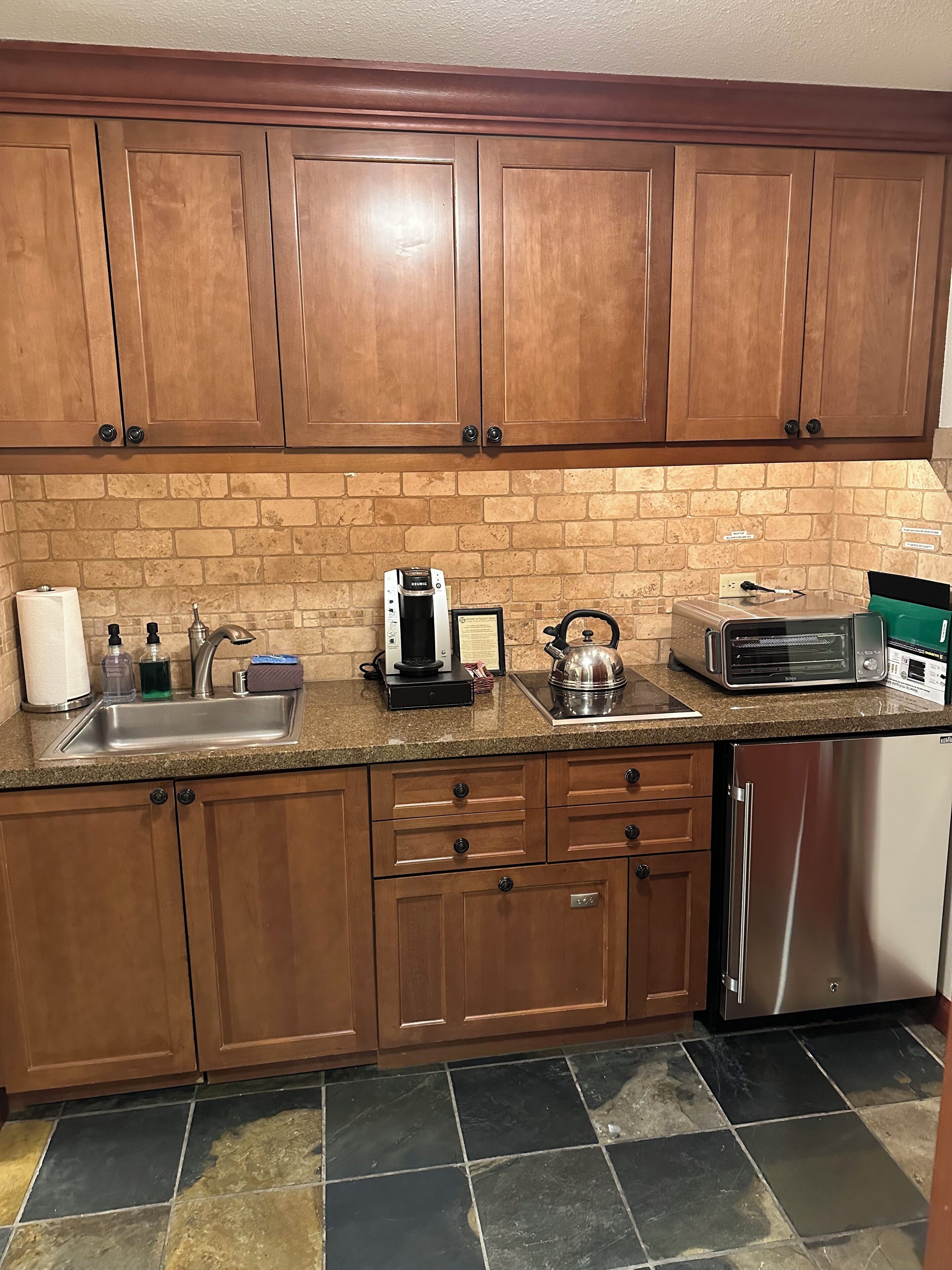 Kühlschrank, Mikrowelle, Herdplatte, Geschirrspüler