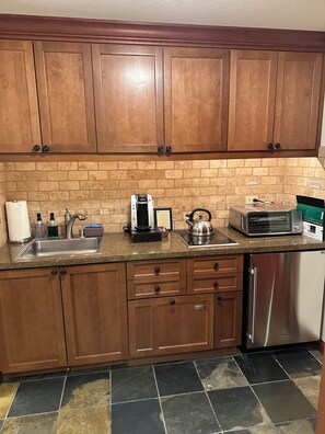 ثلاجة، ميكروويف، موقد طهي مسطح، غسالة أطباق