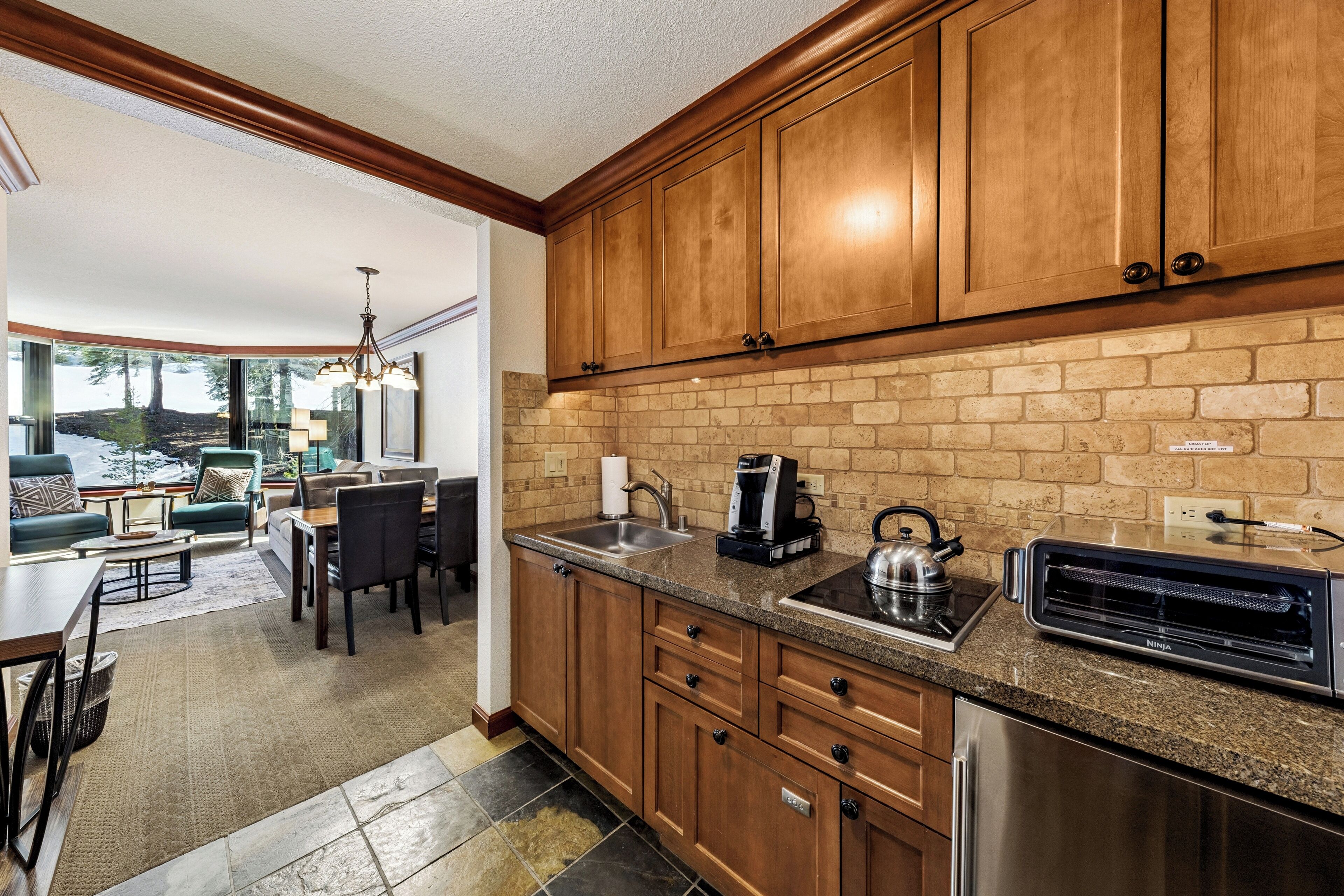 Een koelkast, een microgolfoven, een kookplaat, een vaatwasser