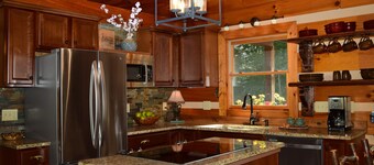 ☆ Luxury ☆ Cabin☆3BR☆Firepit☆Fireplace☆Deck☆Porch☆3 Smart TVs☆Mountains☆Jacuzzi☆