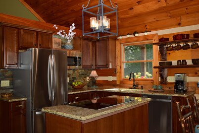 ☆ Luxury ☆ Cabin☆3BR☆Firepit☆Fireplace☆Deck☆Porch☆3 Smart TVs☆Mountains☆Jacuzzi☆
