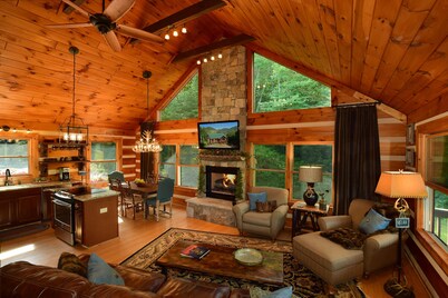 ☆ Luxury ☆ Cabin☆3BR☆Firepit☆Fireplace☆Deck ☆Porch☆3 Smart TVs☆Mountains☆Jacuzzi☆