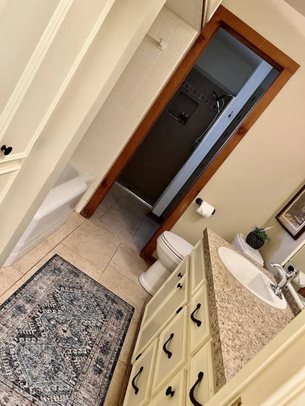 Birmingham House-  Blocks from the Llano River, Shopping, and Restaurants