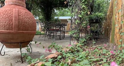 Birmingham House- Blocks from the Llano River, Shopping, and Restaurants
