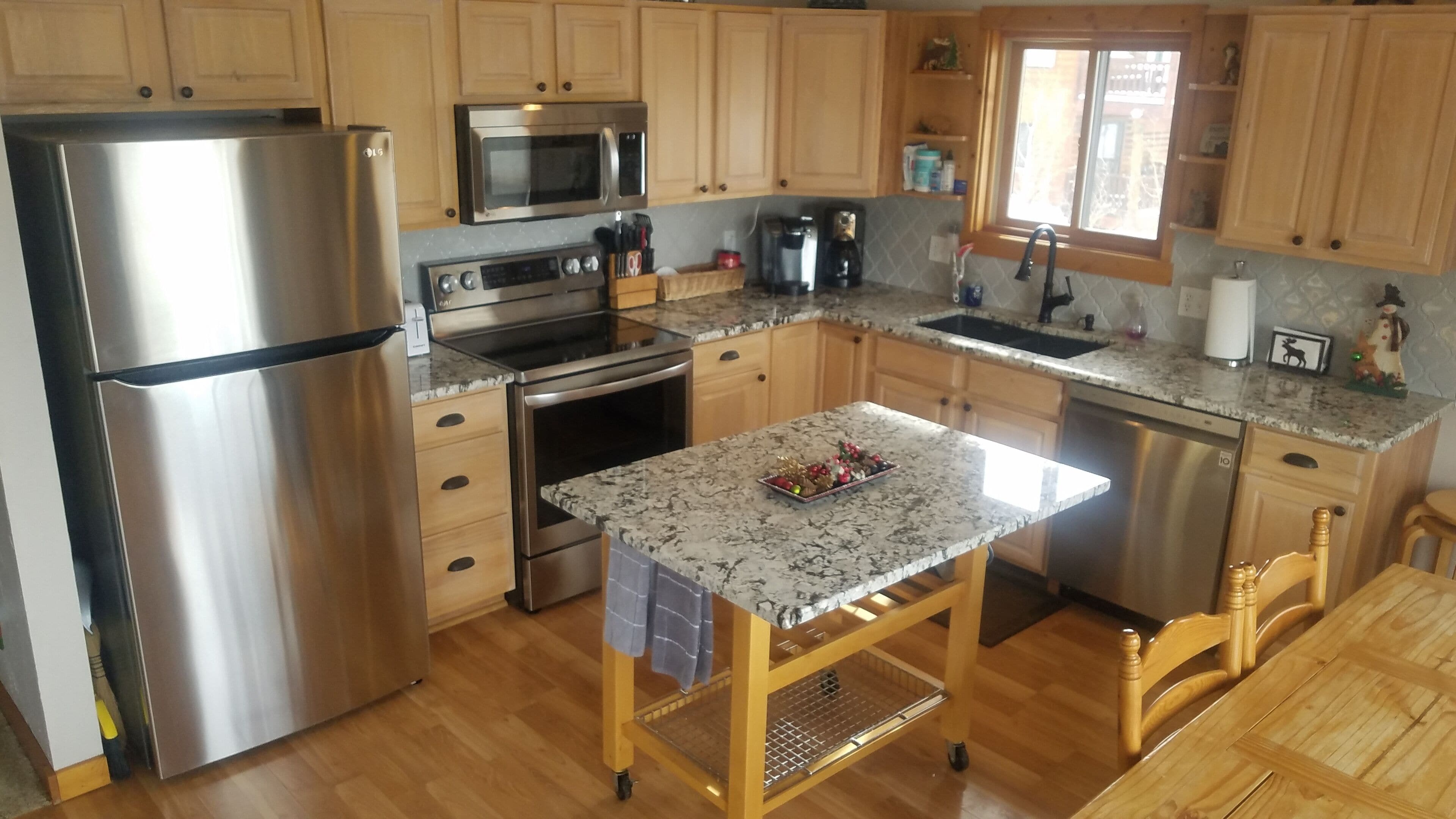 Amazing views & great Wi-Fi! Newly Remodeled cabin, walk into town & to Lodge!