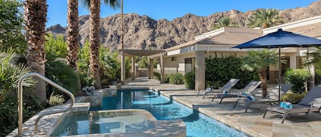 Una piscina climatizada, una piscina de entrenamiento