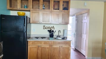 Refrigerador, microondas, parrilla de estufa y cafetera y tetera