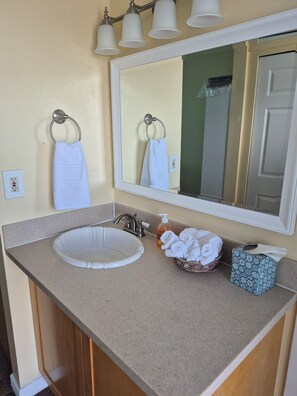 Towels - Affordable Beachfront with Breathtaking Views! (Treasure Island)