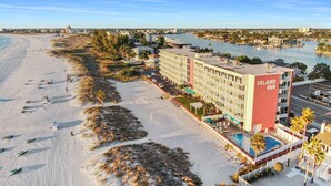 Un hôtel situé en bord de mer, doté d’une piscine, d’un accès direct à la plage et offrant une vue sur l’eau.