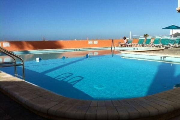 Piscina a l'aire lliure i piscina climatitzada