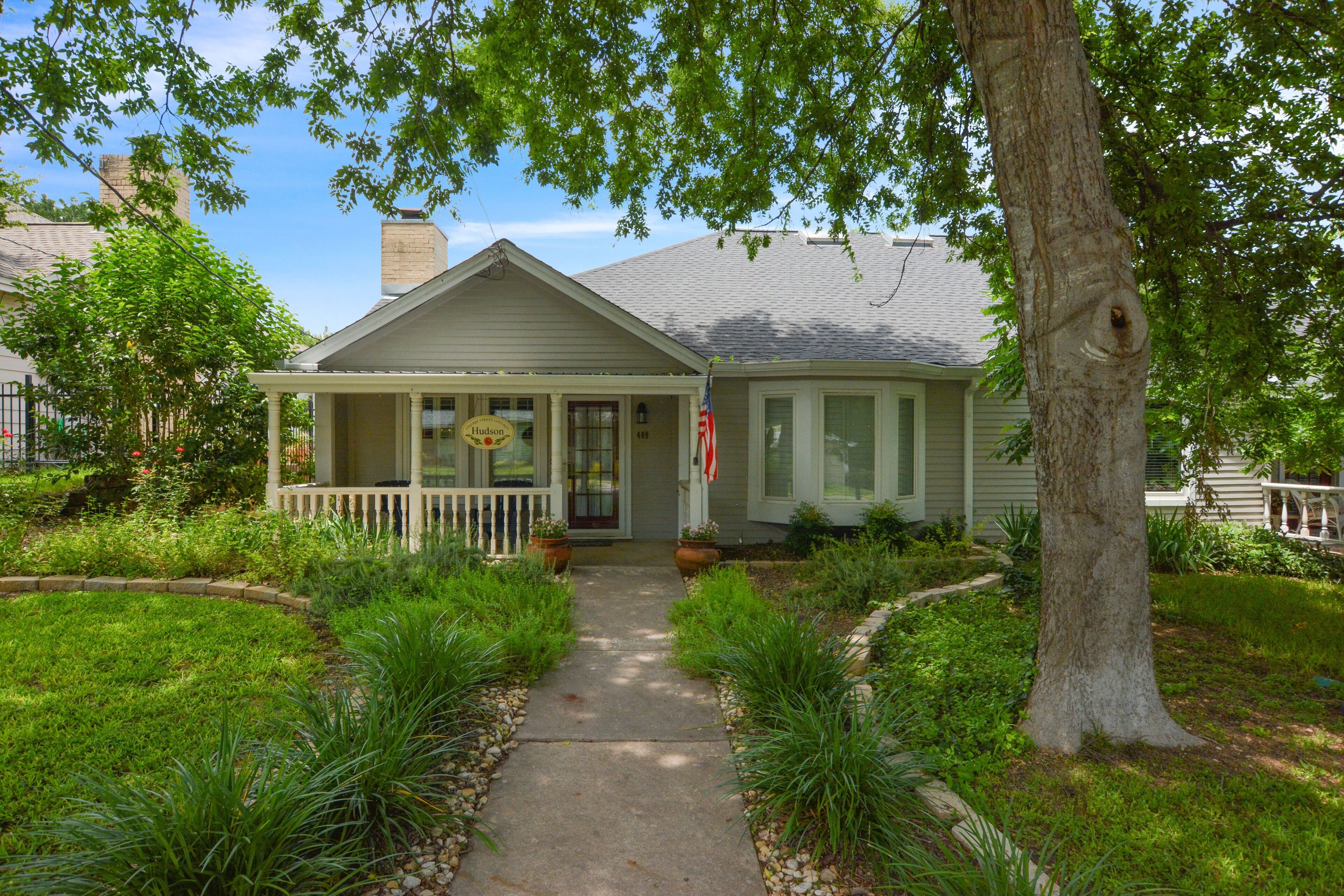 COLLEGE STREET COTTAGES - GEORGETOWN SQUARE AREA  - HISTORIC DISTRICT