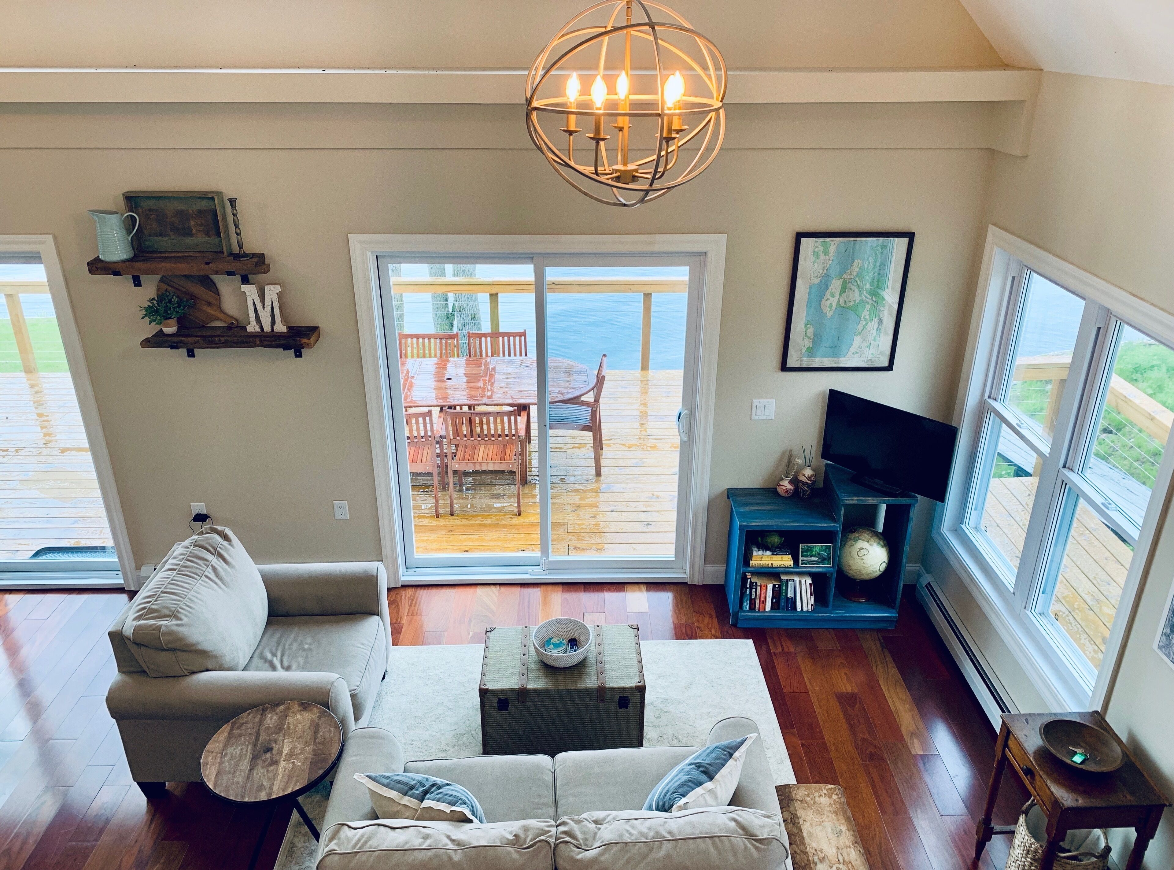 TV connectée, livres, chaîne hi-fi