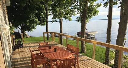 Waterfront Lake House - built in 2017 on shoreline & dog friendly