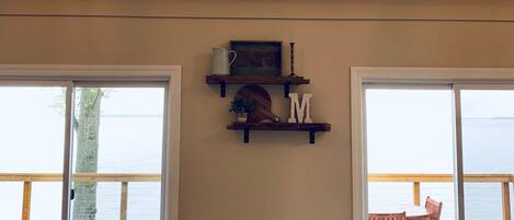 Smart-tv, boeken en een stereo