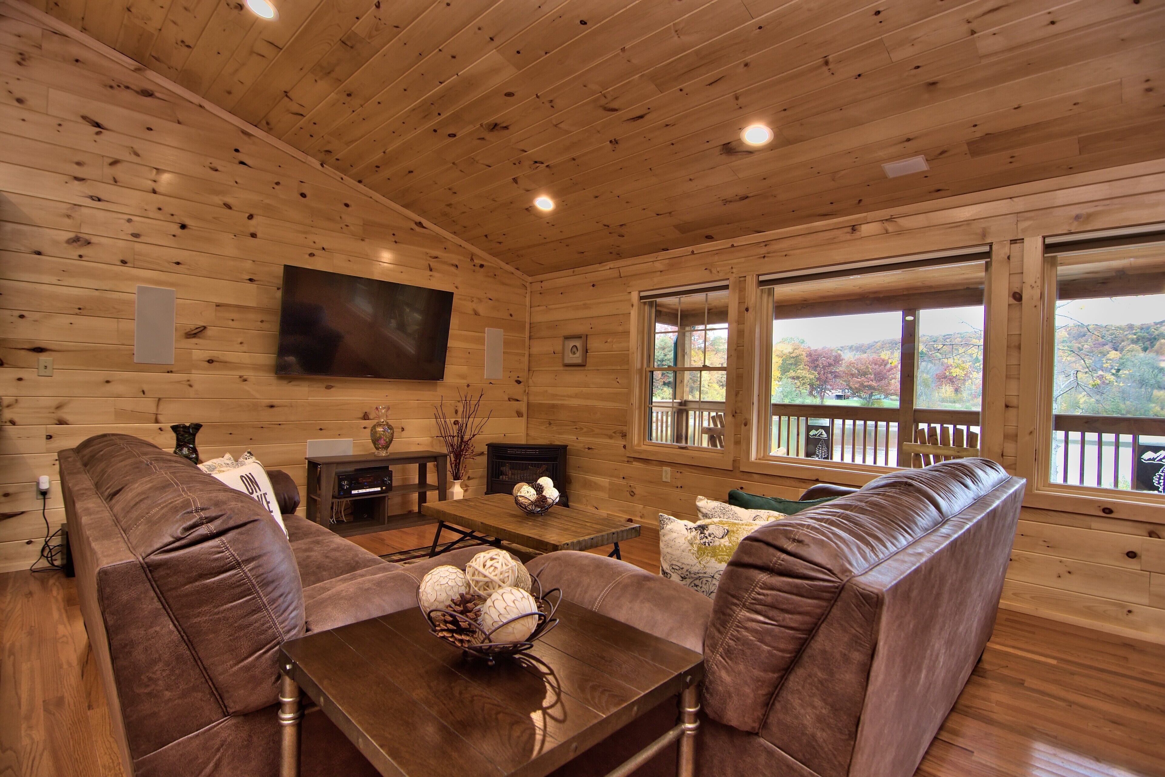 LAKEFRONT 70" TV HOT TUB POOL TABLE FIRE PIT POKER FAMILY/PET FRIENDLY