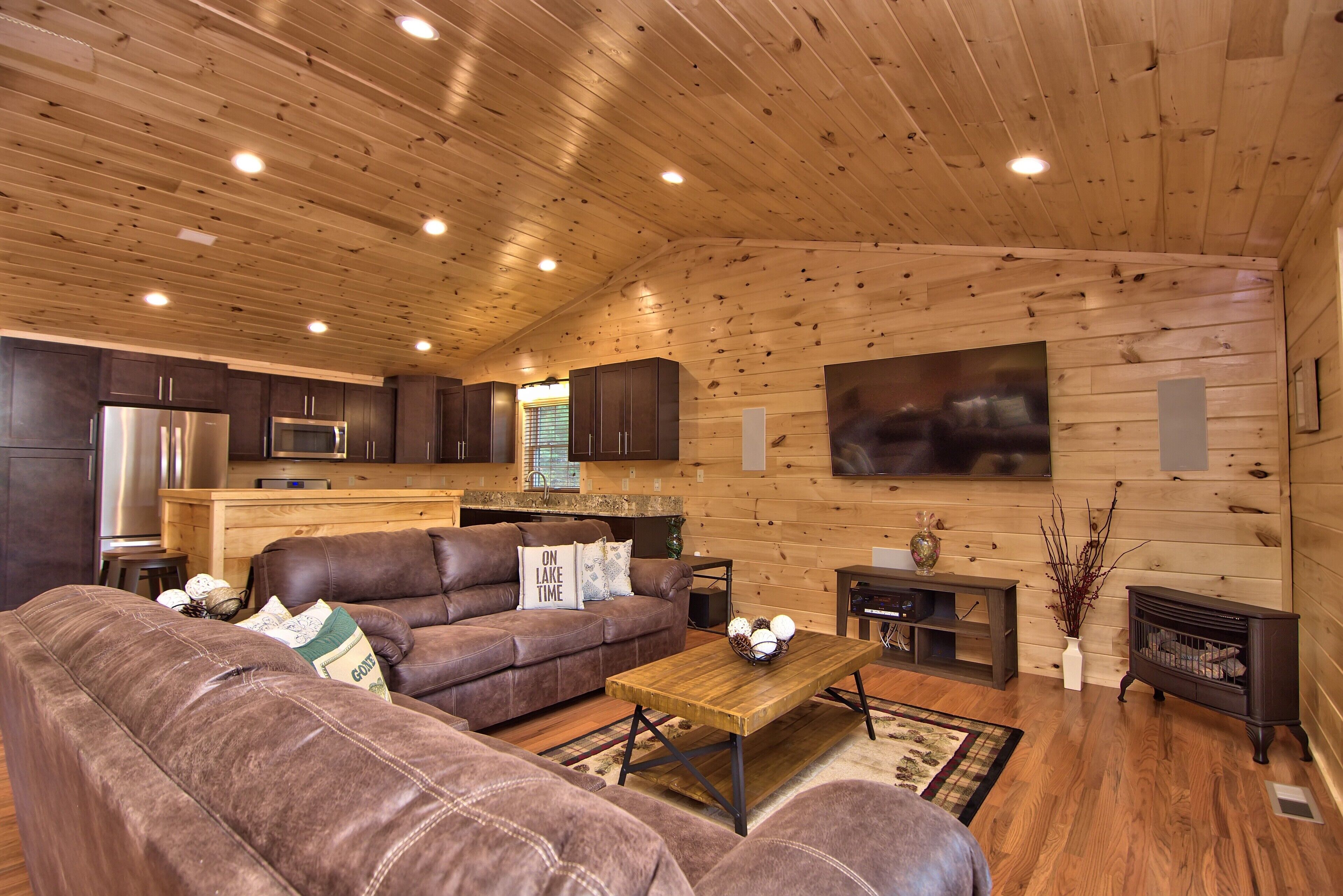 LAKEFRONT 70" TV HOT TUB POOL TABLE FIRE PIT POKER FAMILY/PET FRIENDLY