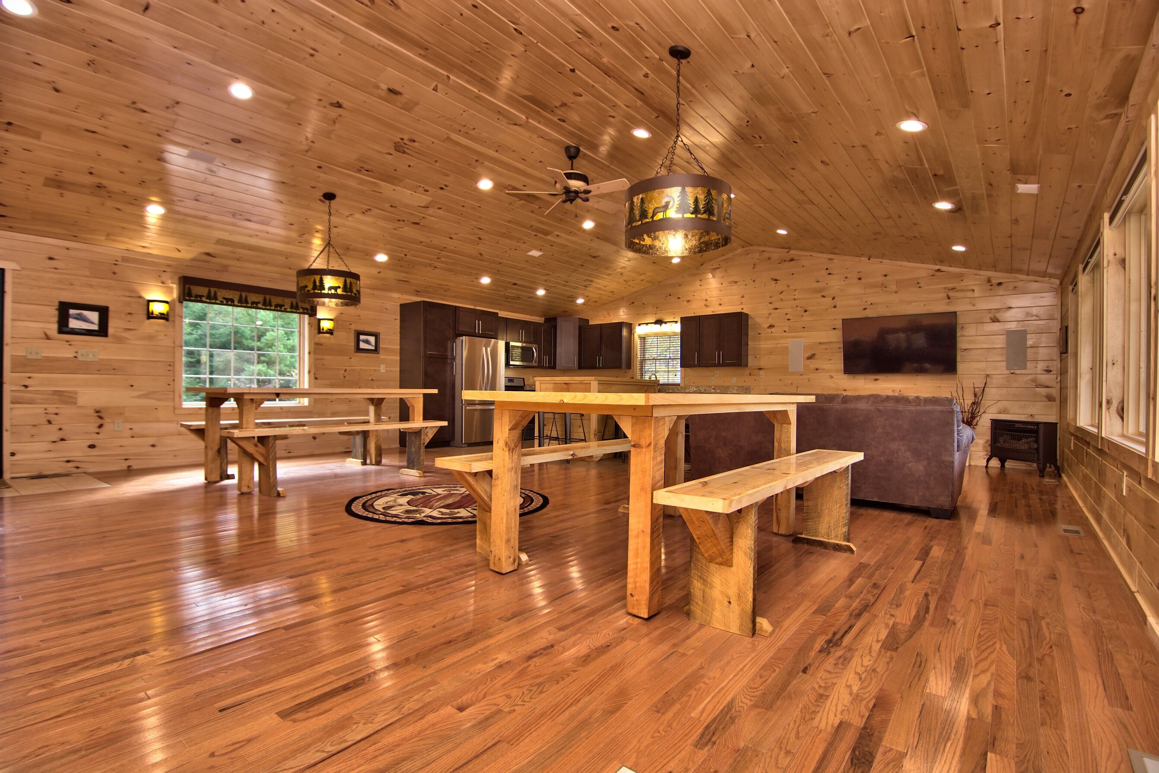 LAKEFRONT 70" TV HOT TUB POOL TABLE FIRE PIT POKER FAMILY/PET FRIENDLY