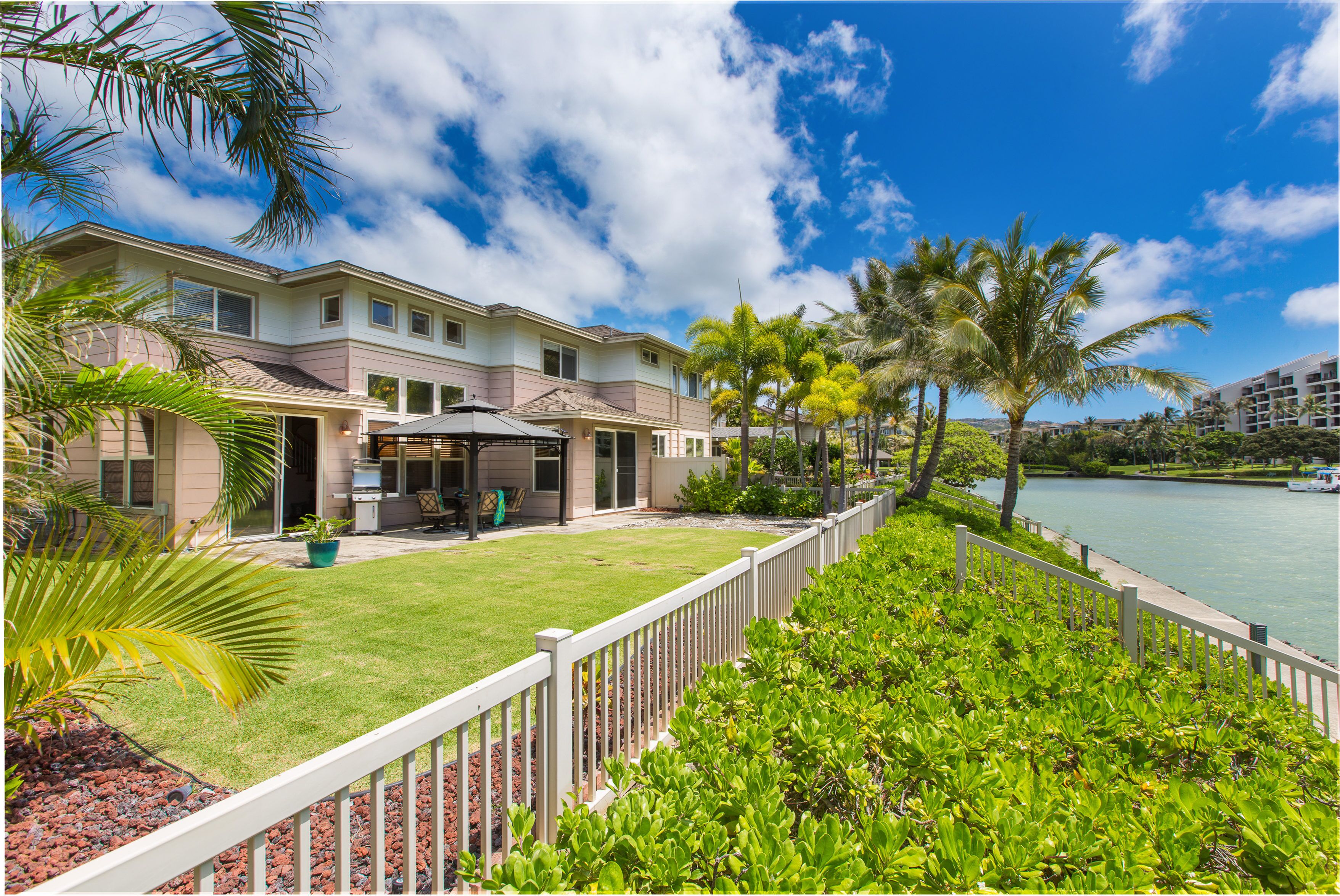 Ohana Kai: Modern Water Front Condo w/Gorgeous Views, A/C, Yard, & Shared Pool