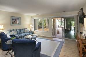 Smart TV, DVD player, books - SeaPines Prime Location on Lighthouse, Single level, Updated and Pet Friendly (hilton head)