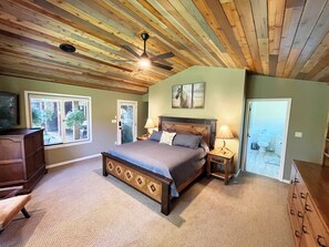 4 bedrooms, premium bedding, desk, iron/ironing board