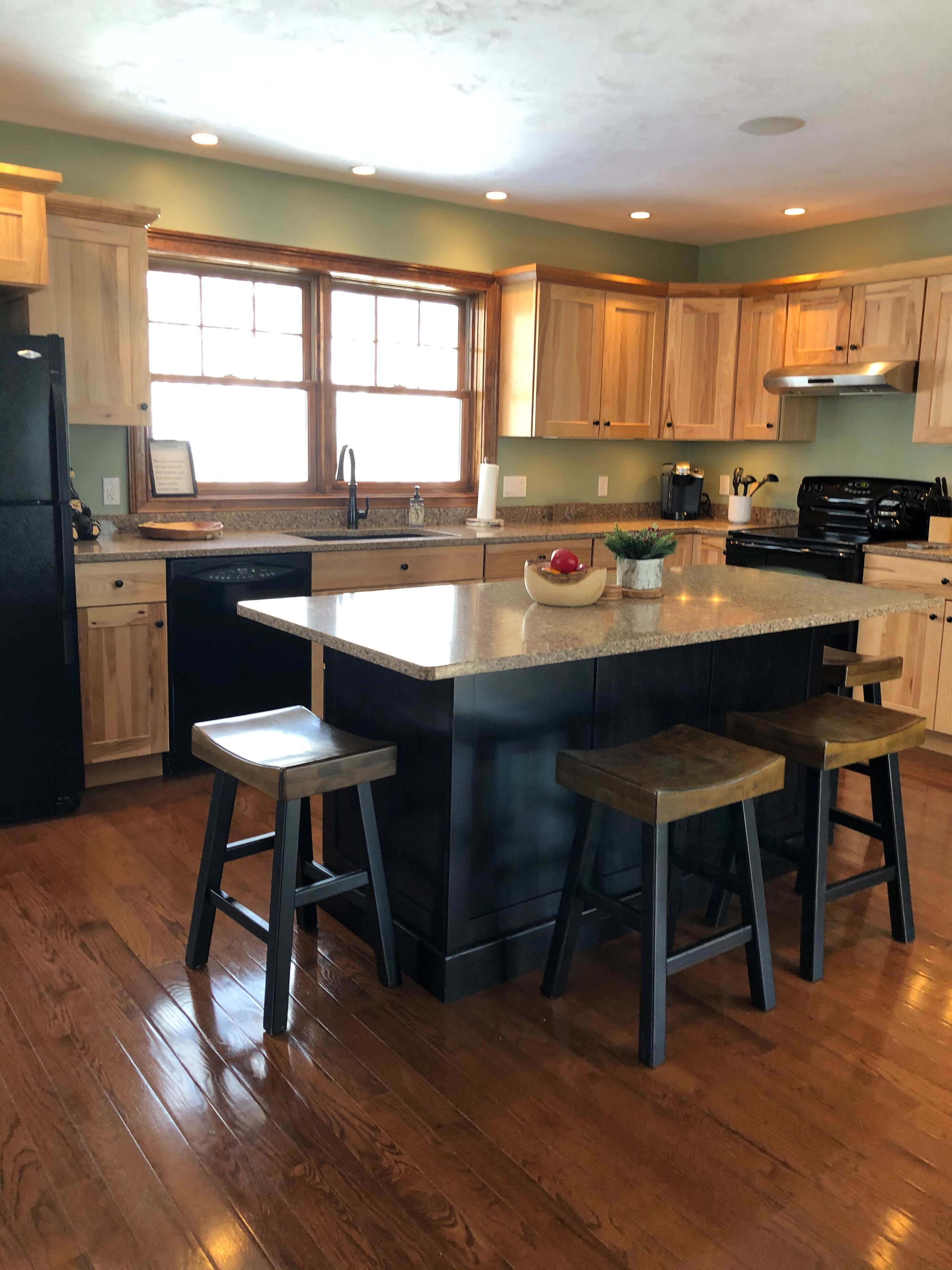 Beautiful Home -All Seasons - Mountain Views, Outdoor Hot tub. 