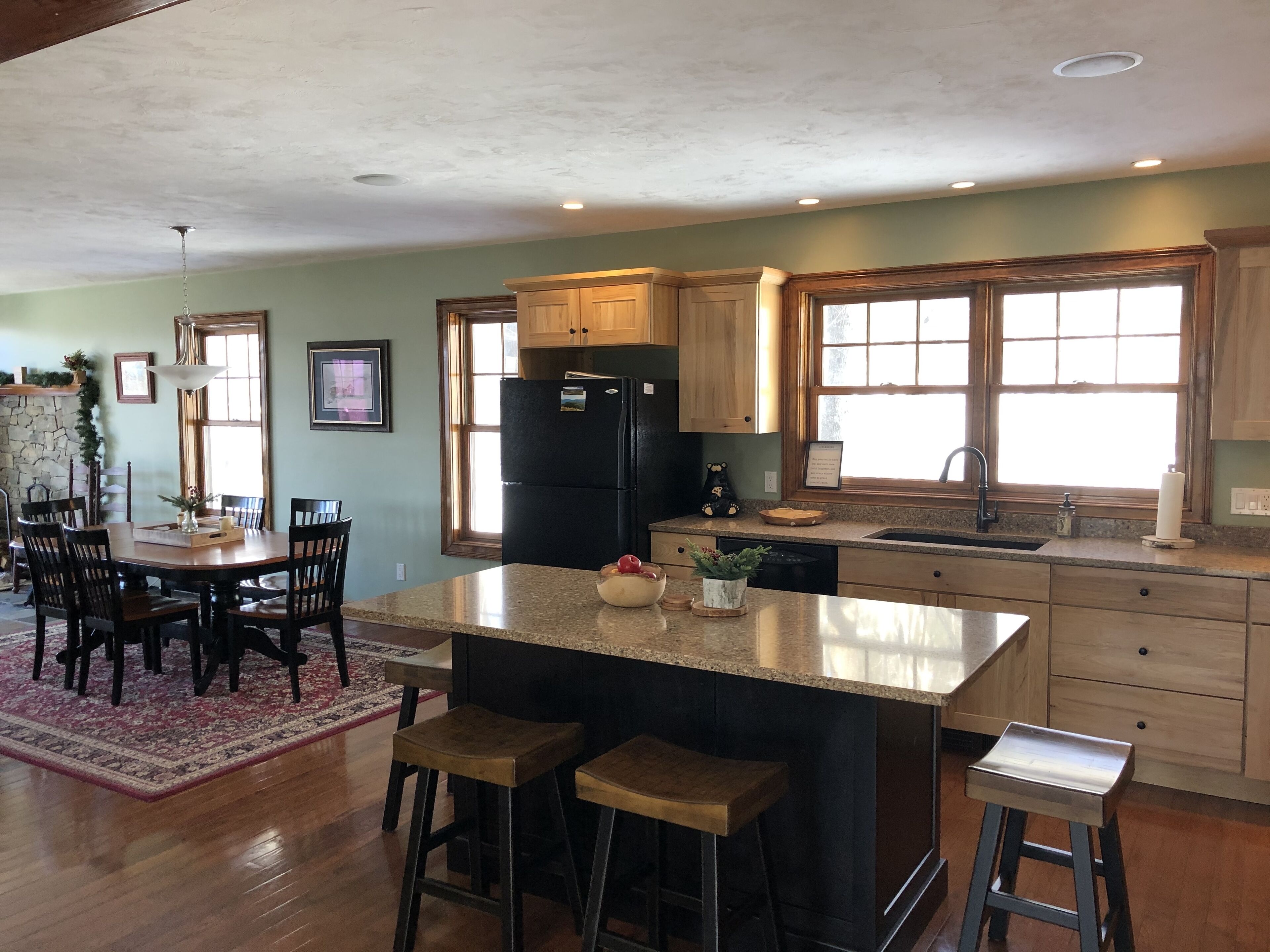 Beautiful Home -All Seasons - Mountain Views, Outdoor Hot tub. 