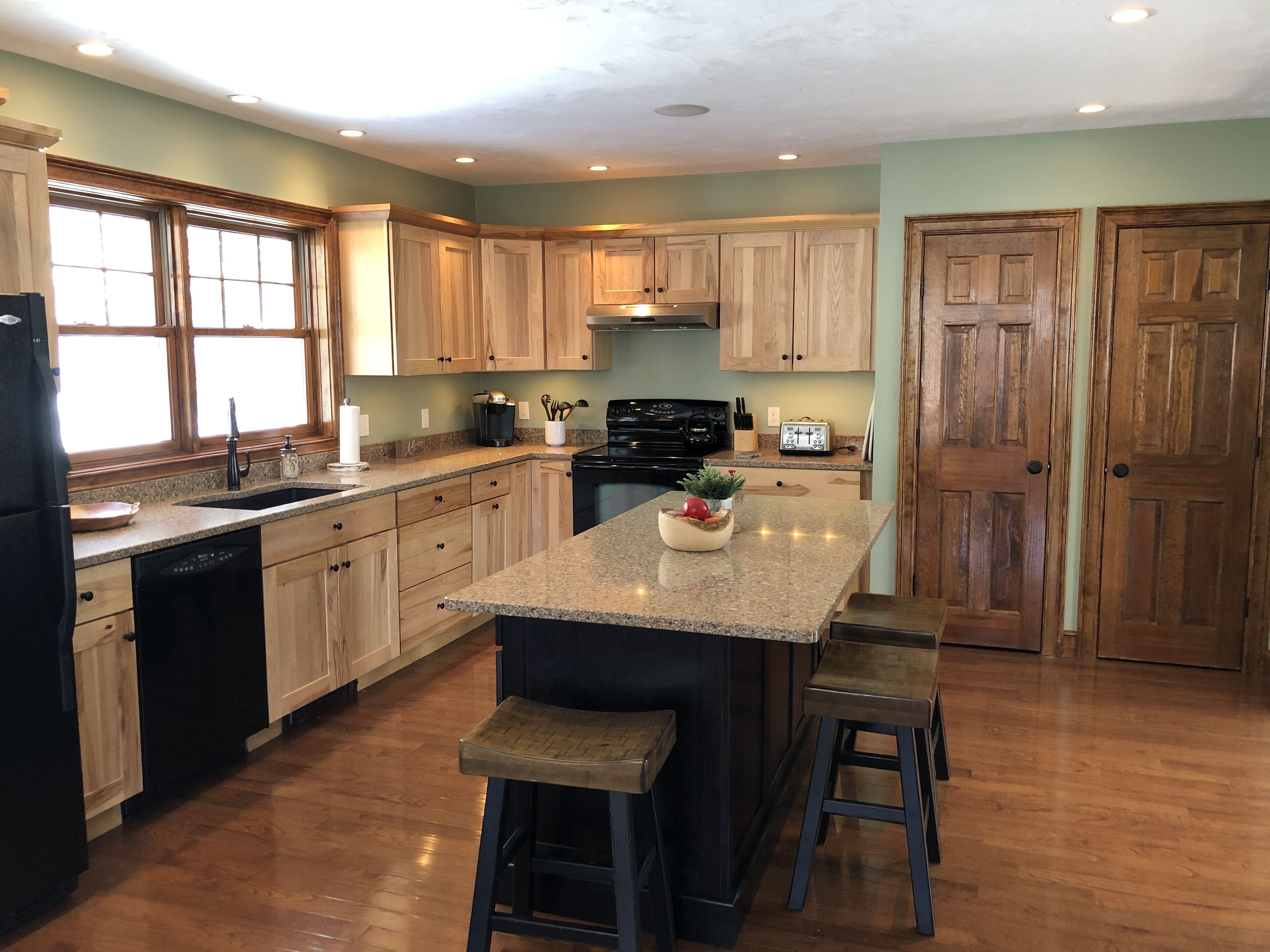 Beautiful Home -All Seasons - Mountain Views, Outdoor Hot tub. 