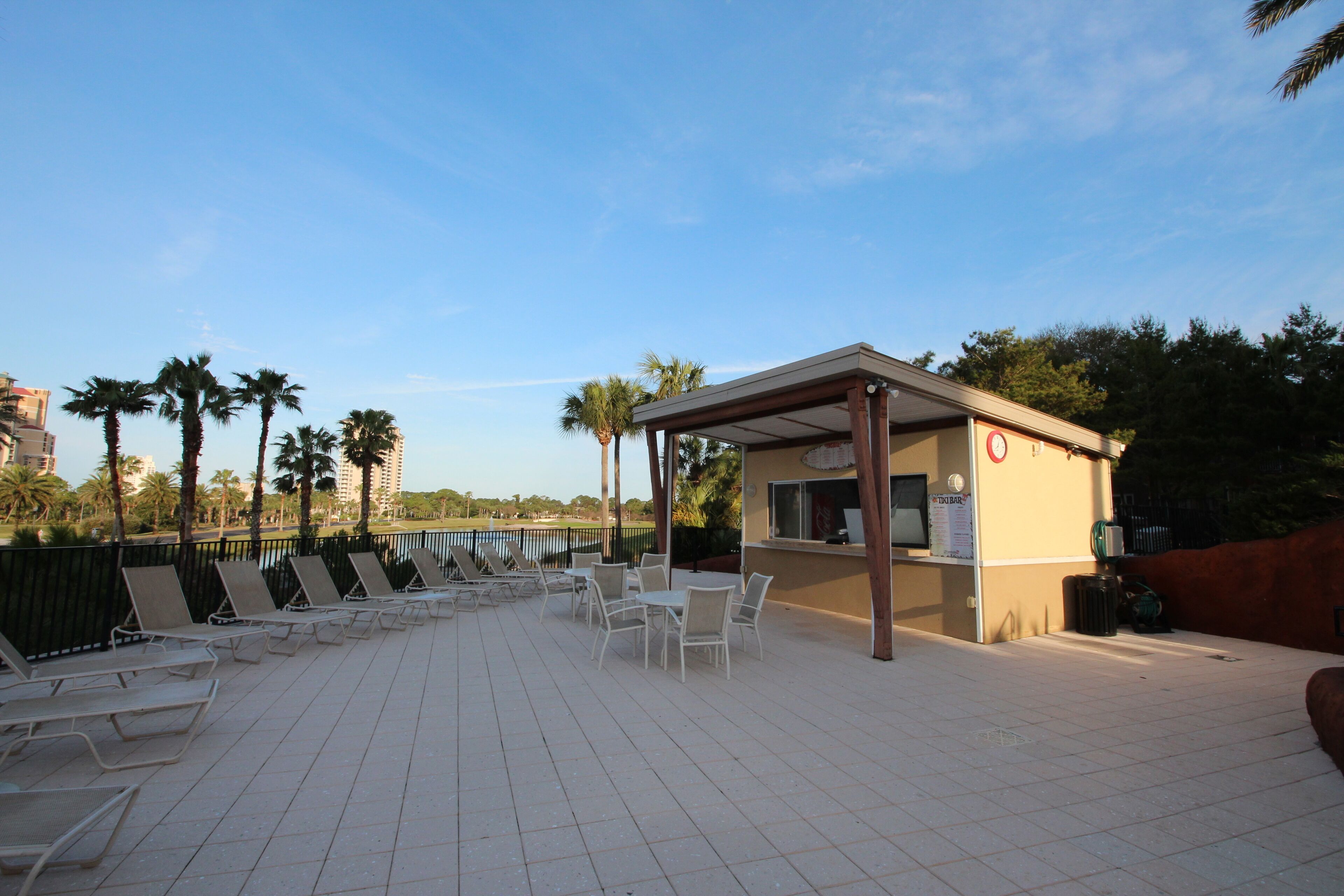Una terraza en la azotea con sillones de descanso y una pequeña barra.
