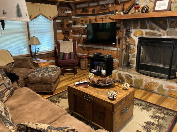 Téléviseur connecté, foyer, lecteur de DVD, table de baby-foot