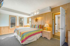 4 bedrooms, free WiFi, bed sheets - Spacious Oceanview Home in Frisco with Hot Tub, Screened Porch. Beach Nearby! (Frisco)