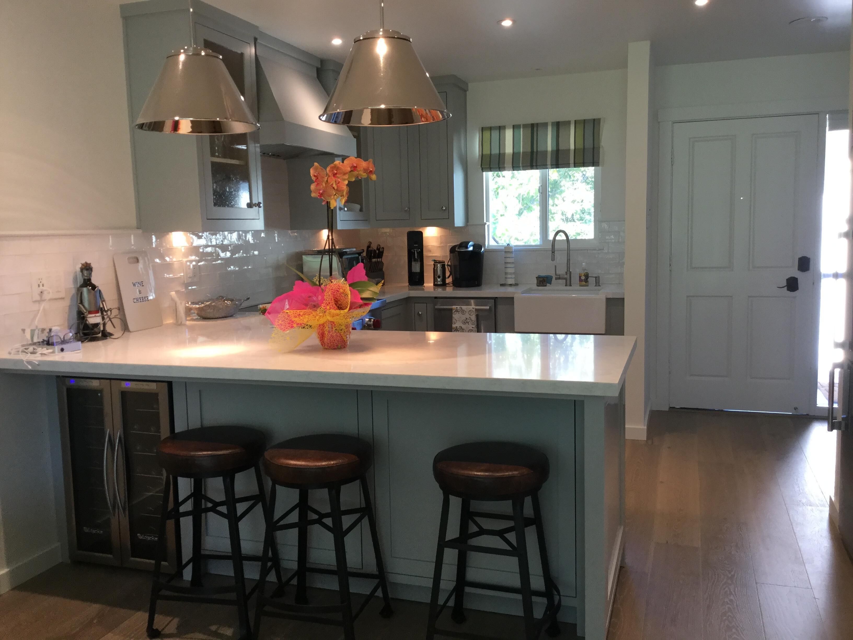 Beautiful condo, short walk  to the mansion, great location and views