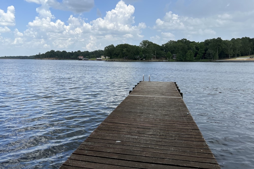 Lake Front Huge Verandas New Appliances w/ Paddleboard Jon Boat electric motor