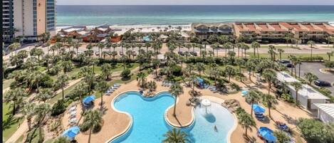 Alberca al aire libre y alberca climatizada