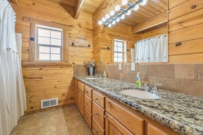 Combined shower/tub, hair dryer, towels, shampoo