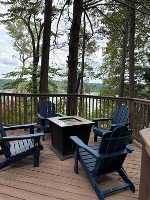 Terrace/patio - Lake Front Home with community boat ramp. Private, close to marinas and town. (Somerset)