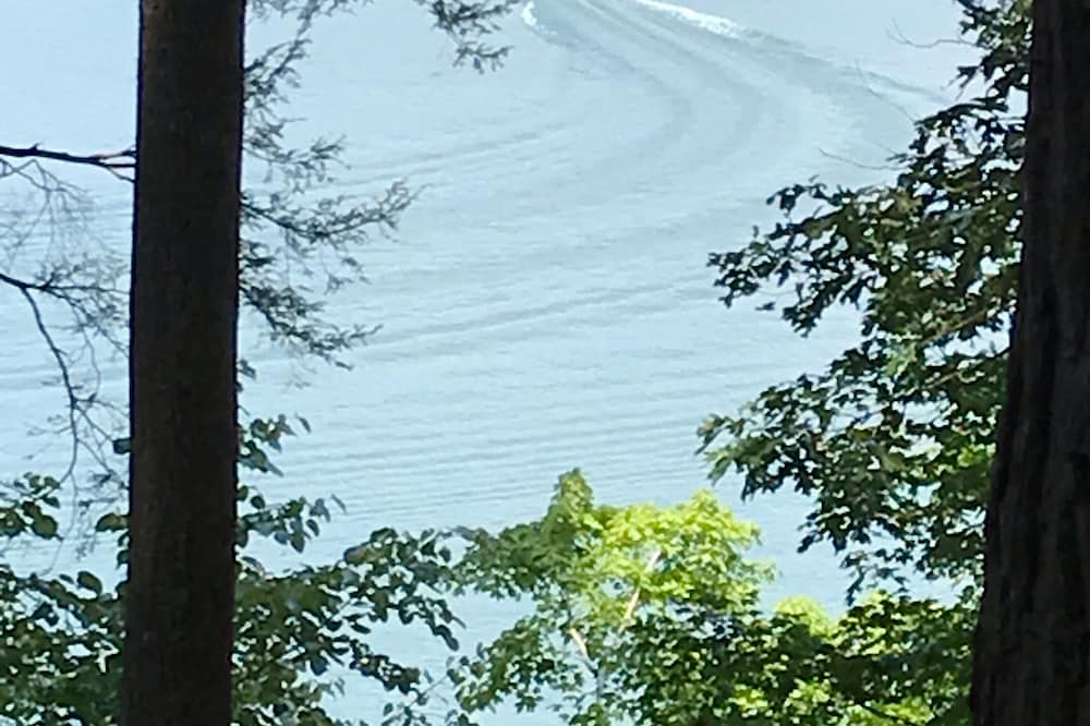 Lake Front Home with community boat ramp. Private, close to marinas and town.