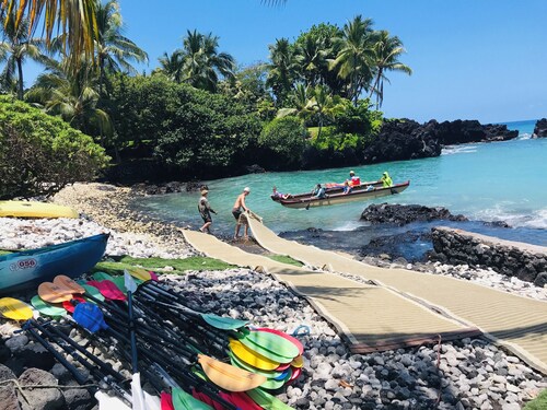 Steps to the Ocean at Manini Beach at Kealakekua Bay! Konakays