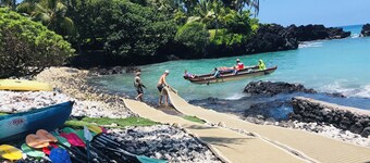 Steps to the Ocean at Manini Beach at Kealakekua Bay! Konakays