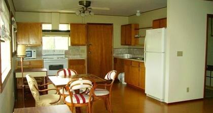 Askeleet merelle Maninin rannalla Kealakekua Bayllä! Konakays